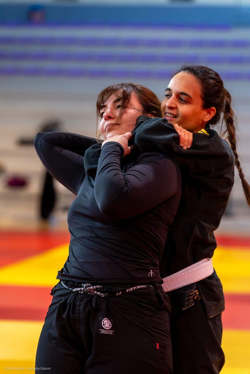 Séance de self-défense féminine sur le tapis à l'Arténium de Ceyrat