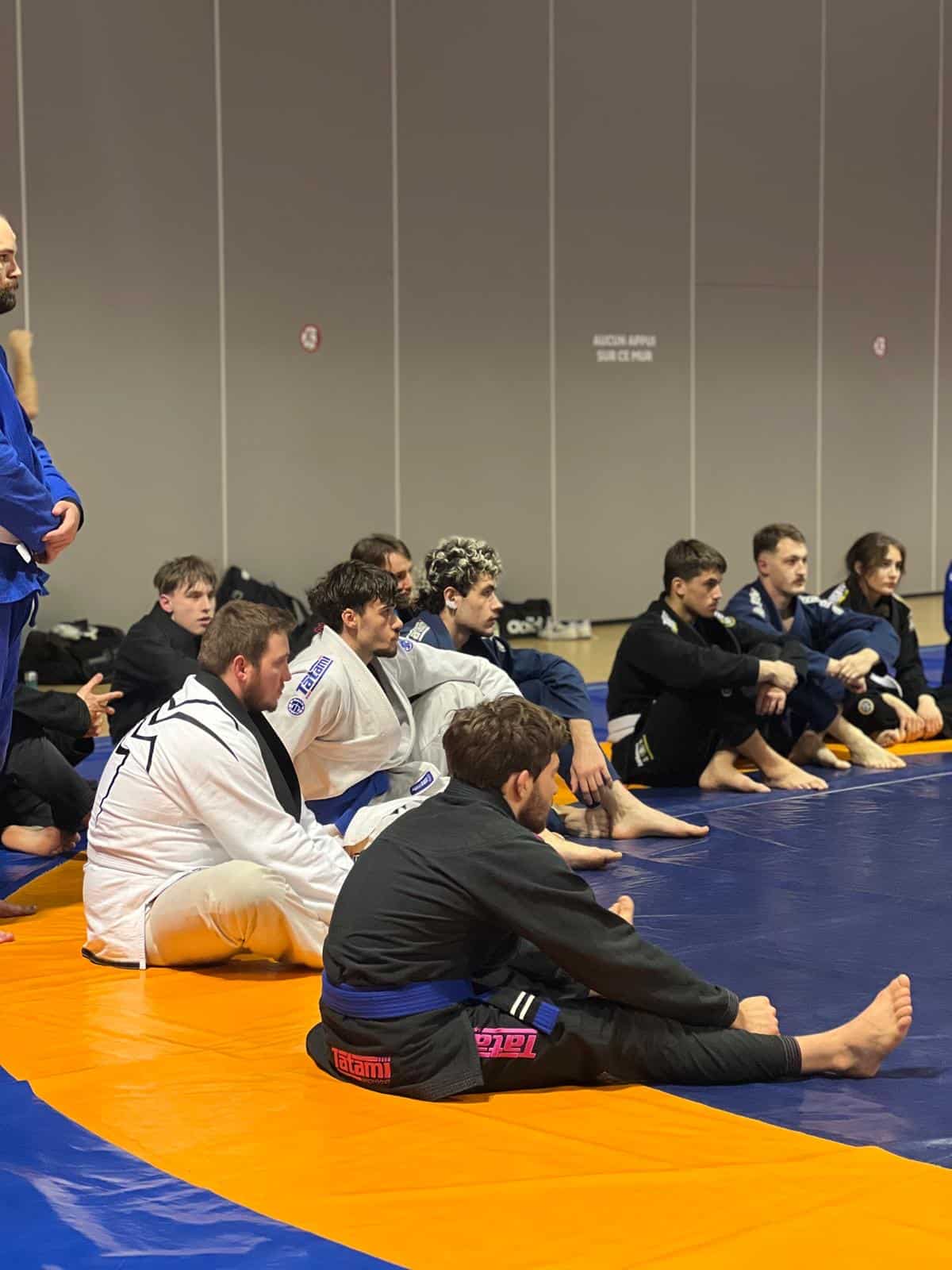 Entraînement de jiu-jitsu brésilien avec pratiquants en kimono