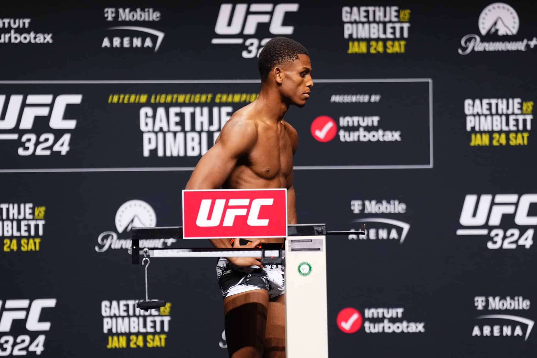 Cameron Smotherman pose sur la balance lors de la pesée officielle de l'UFC 324.