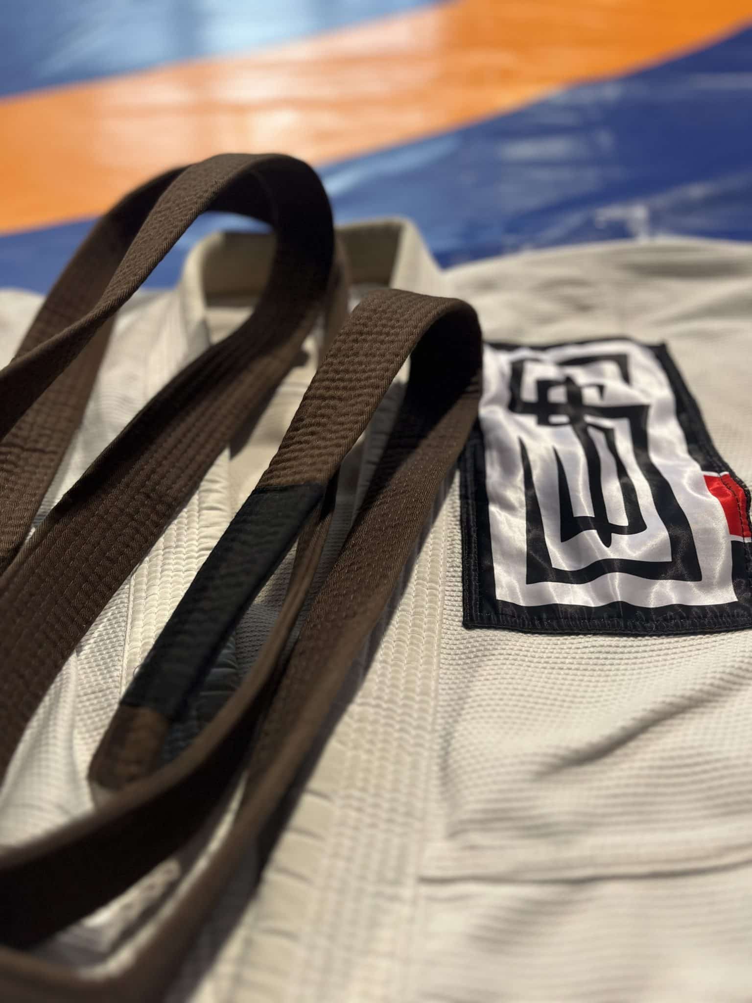 Kimono de judo blanc avec ceinture marron