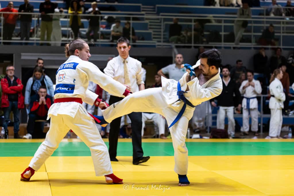 Combat de jujitsu entre deux athlètes en compétition