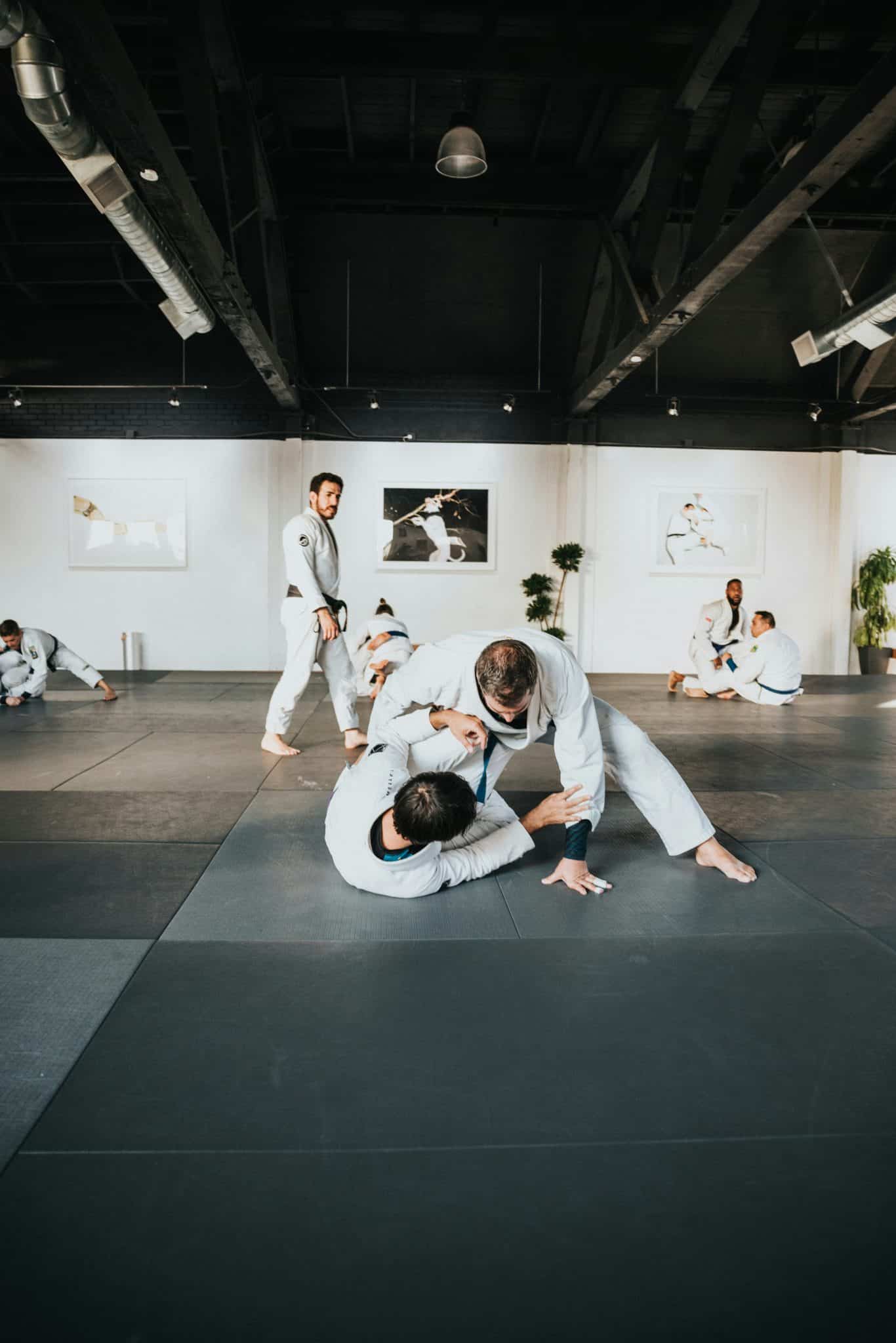 Entraînement de jiu-jitsu brésilien dans un dojo moderne