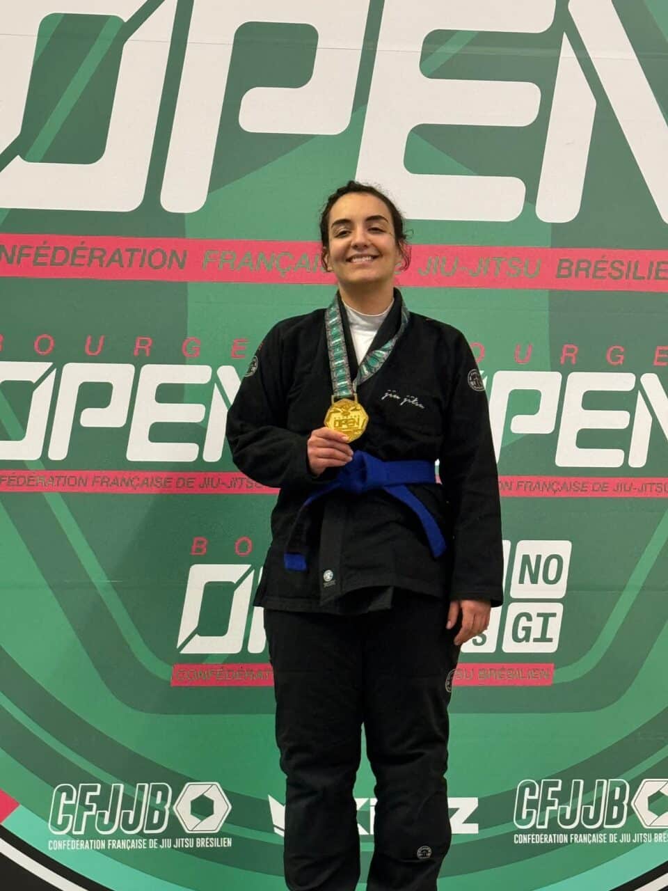 Championne de jiu-jitsu brésilien avec médaille d'or