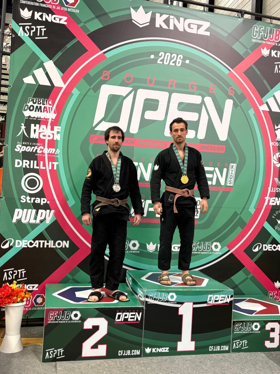 Deux compétiteurs jiu-jitsu médaillés sur podium Open Bourges 2026