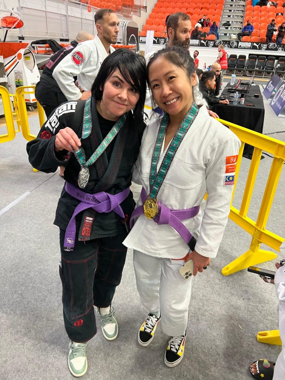 Deux femmes médaillées en kimono jiu-jitsu lors compétition