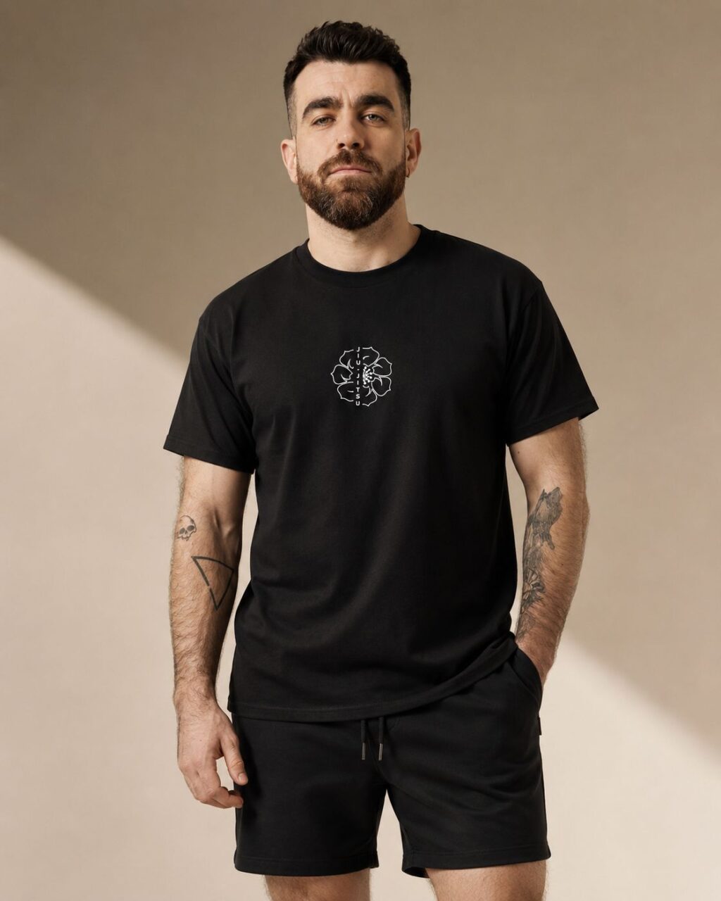 Homme barbu en t-shirt noir Jiu-Jitsu et short assort