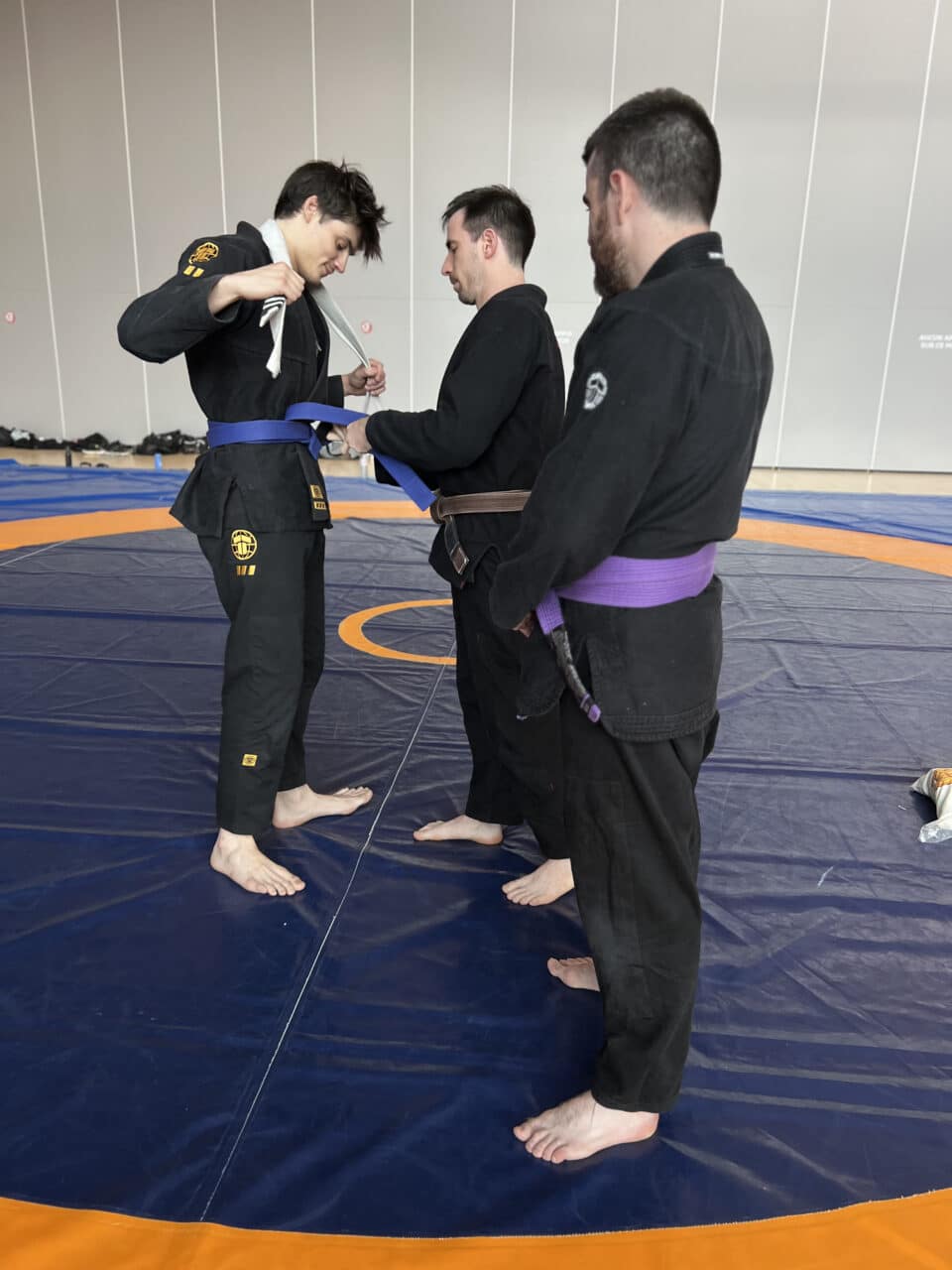 Remise de ceinture bleue en jiu-jitsu brésilien sur tatami
