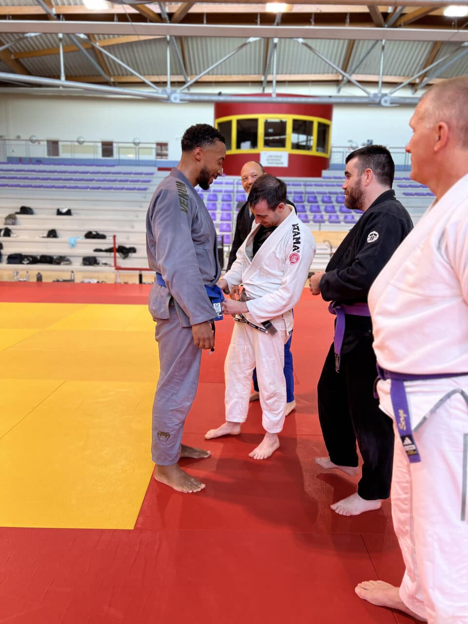 Cérémonie de passage de grade en jiu-jitsu brésilien sur tatami