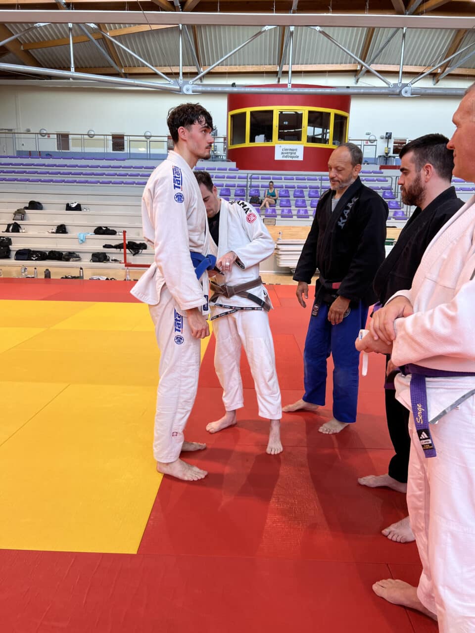 Pratiquants de judo BJJ en kimono sur tatami à Clermont-Métropole