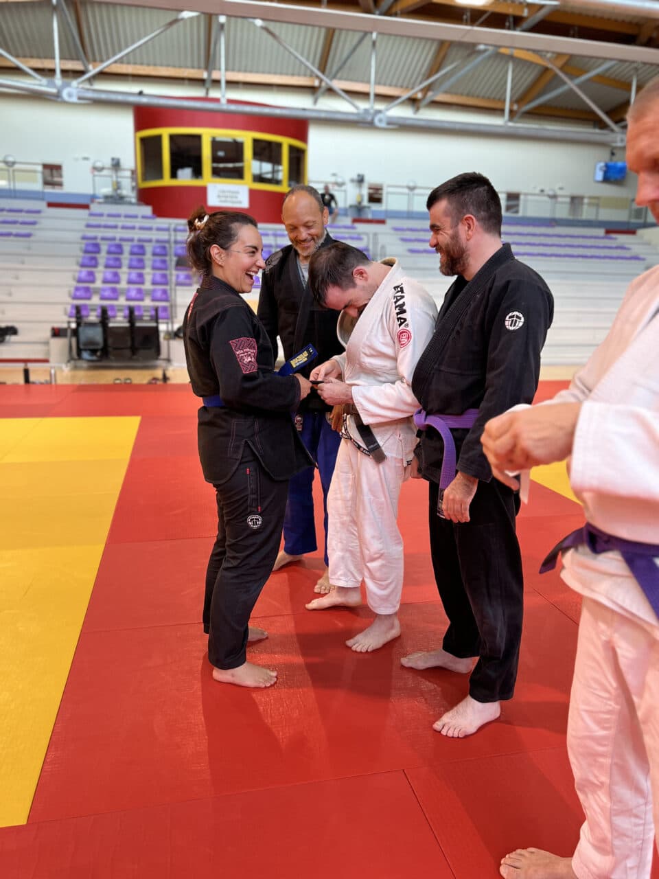 Remise de ceinture violette en jiu-jitsu brésilien sur tatami