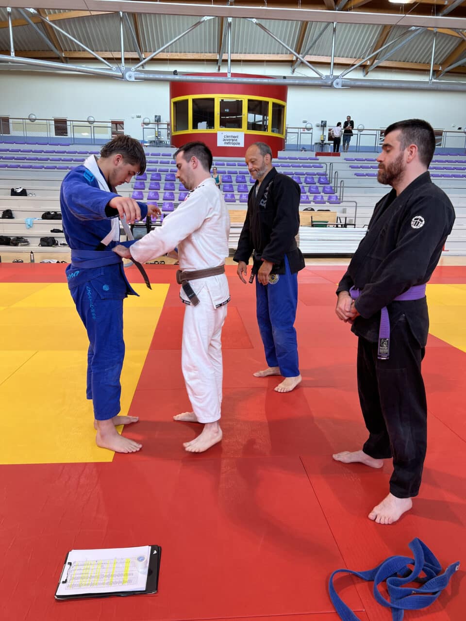 Cérémonie de remise de ceinture en jiu-jitsu brésilien sur tatami