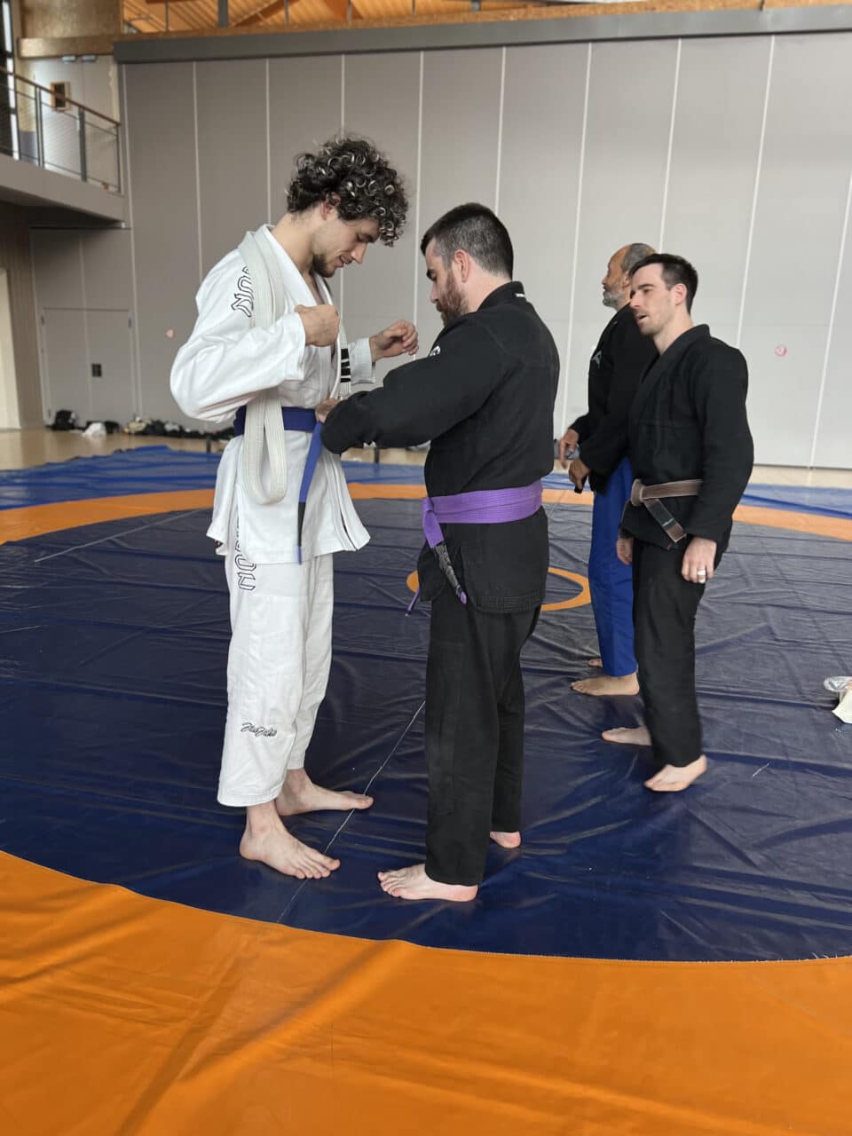 Remise de ceinture bleue en jiu-jitsu brésilien sur tatami