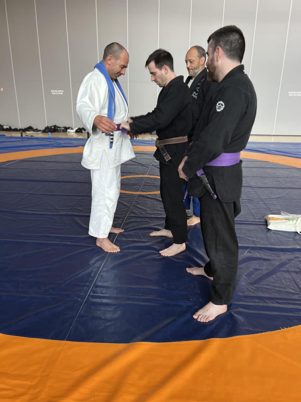 Cérémonie de remise de ceinture de jiu-jitsu brésilien sur tatami