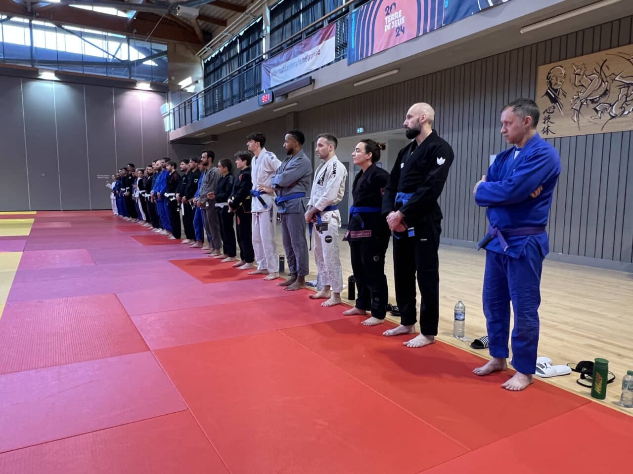 Groupe de pratiquants de jiu-jitsu brésilien alignés sur tatami