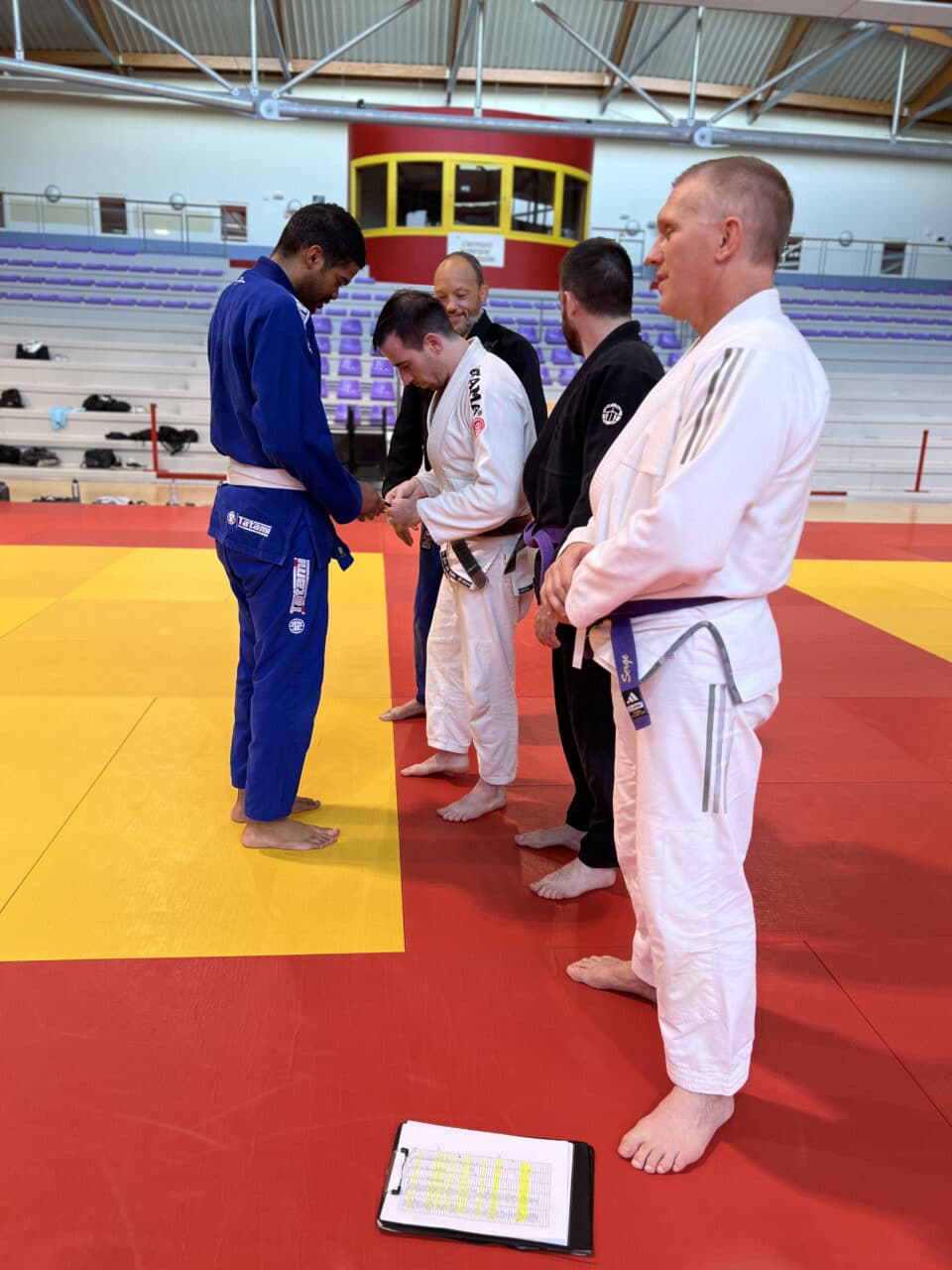 Cérémonie de remise de ceinture en jiu-jitsu brésilien sur tatami