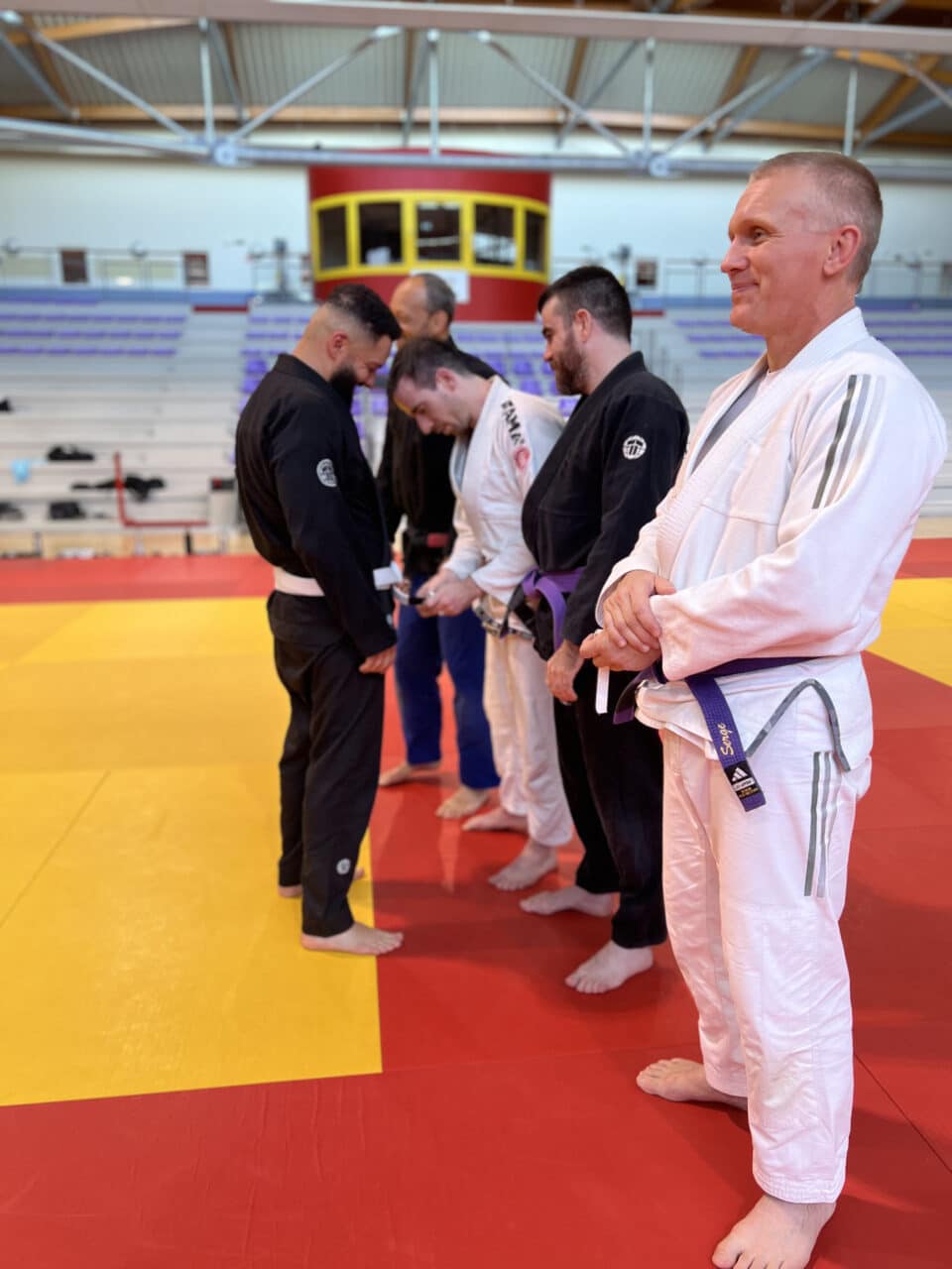 Pratiquants de jiu-jitsu brésilien alignés sur le tatami