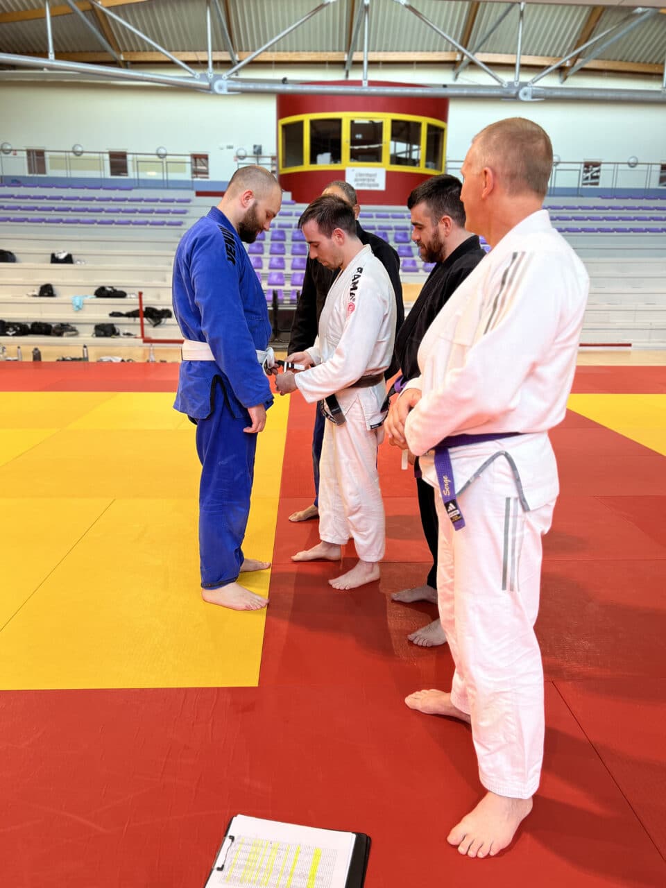 Cérémonie de remise de ceinture en judo dans un dojo