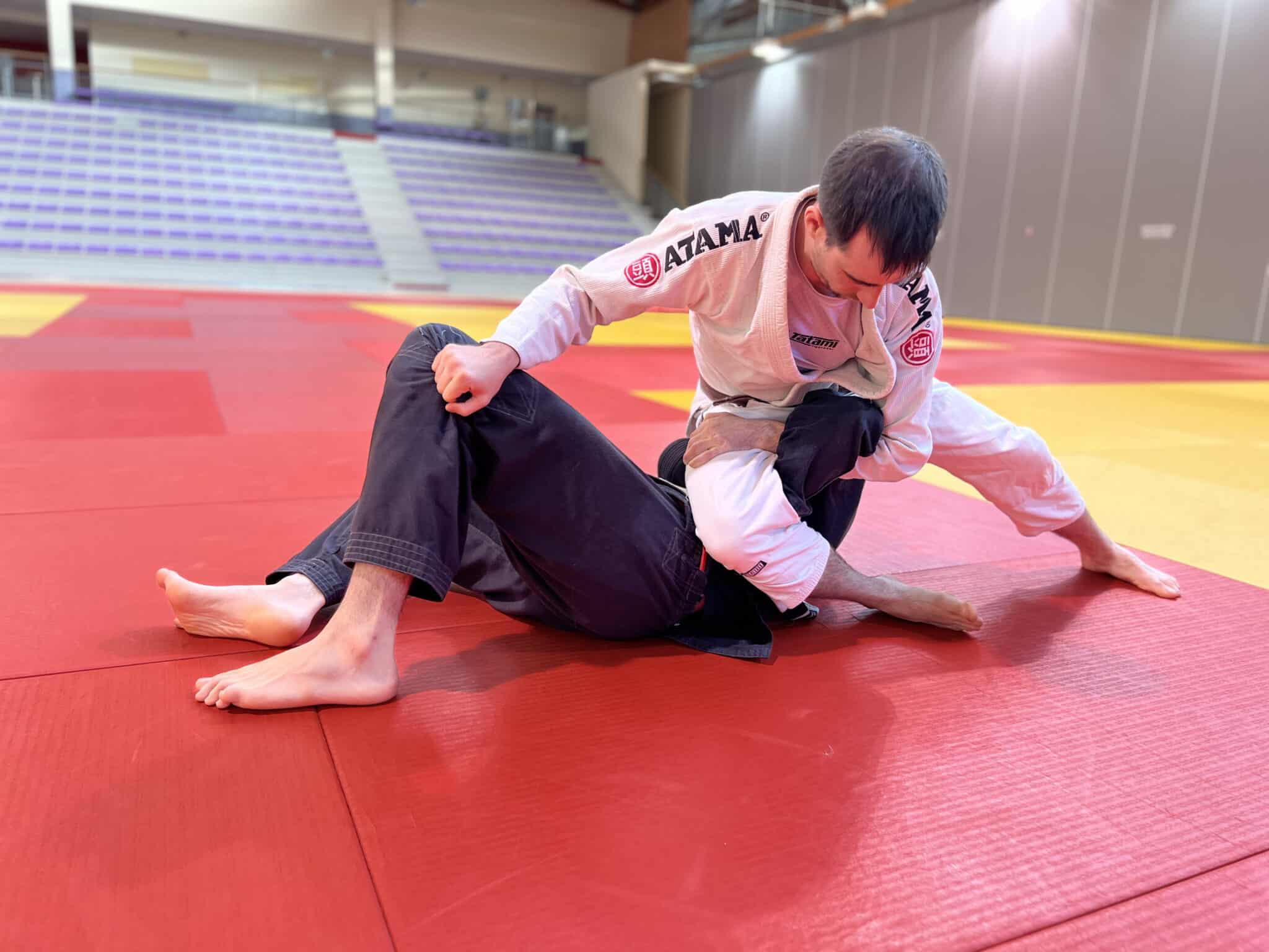 Deux pratiquants de jiu-jitsu brésilien s'entraînent au sol