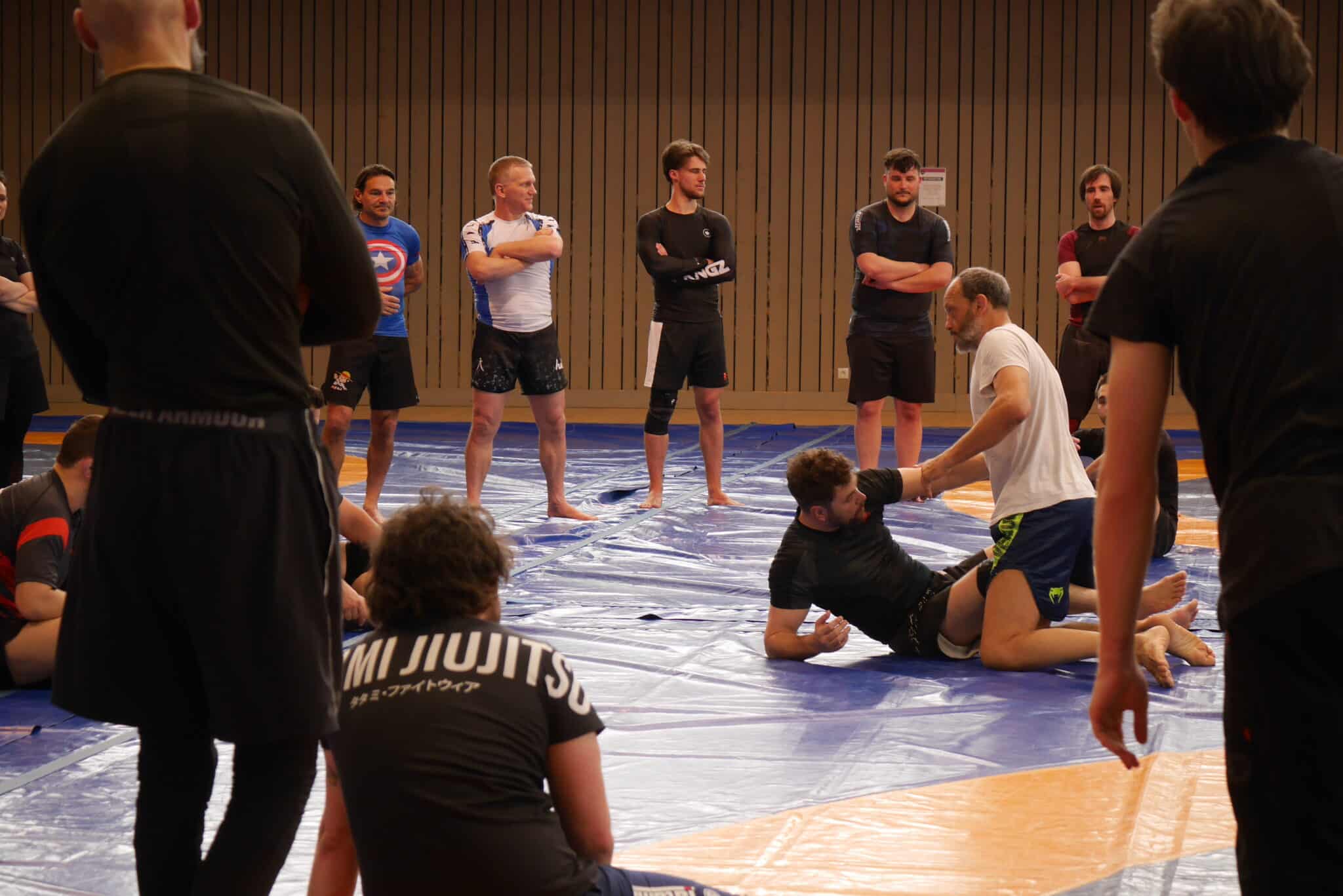 Entraînement de jiu-jitsu brésilien avec démonstration de technique au sol