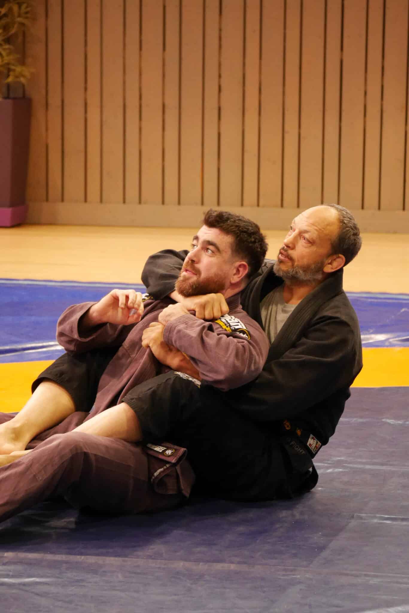 Deux pratiquants de jiu-jitsu brésilien s'entraînent au sol
