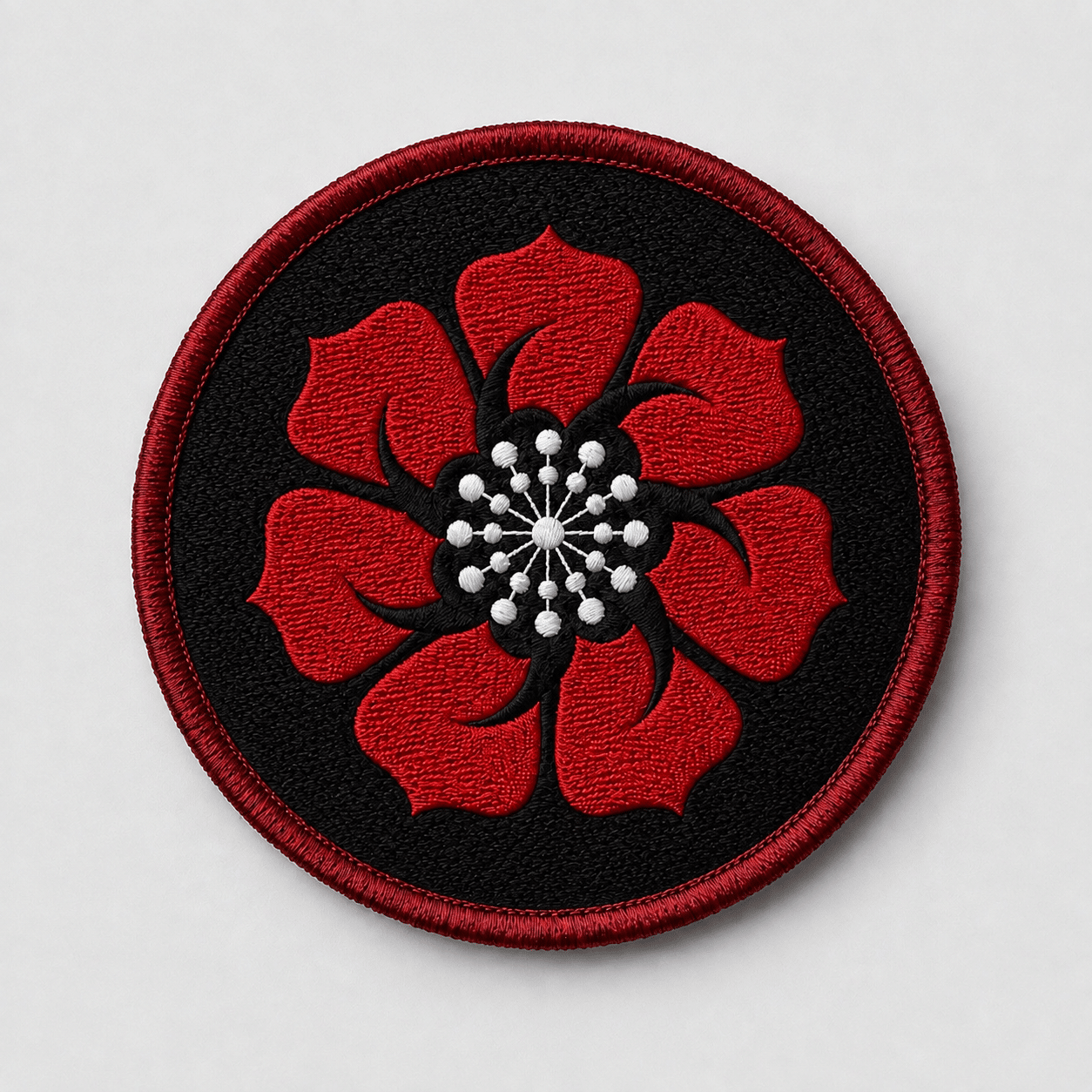 Patch brodé rond fleur rouge sur fond noir