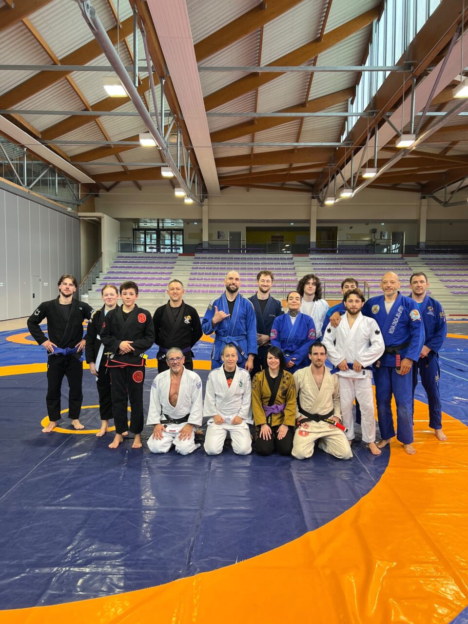 Photo de groupe en kimono du samedi, au stage d’automne avec Olivier Millier