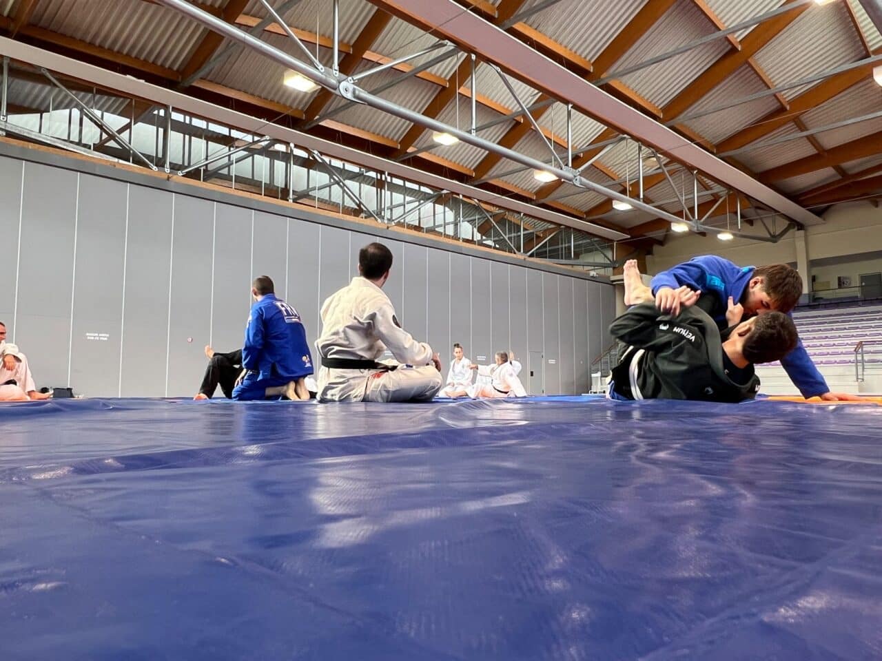 La salle de l’Arténium pendant le travail en kimono du samedi